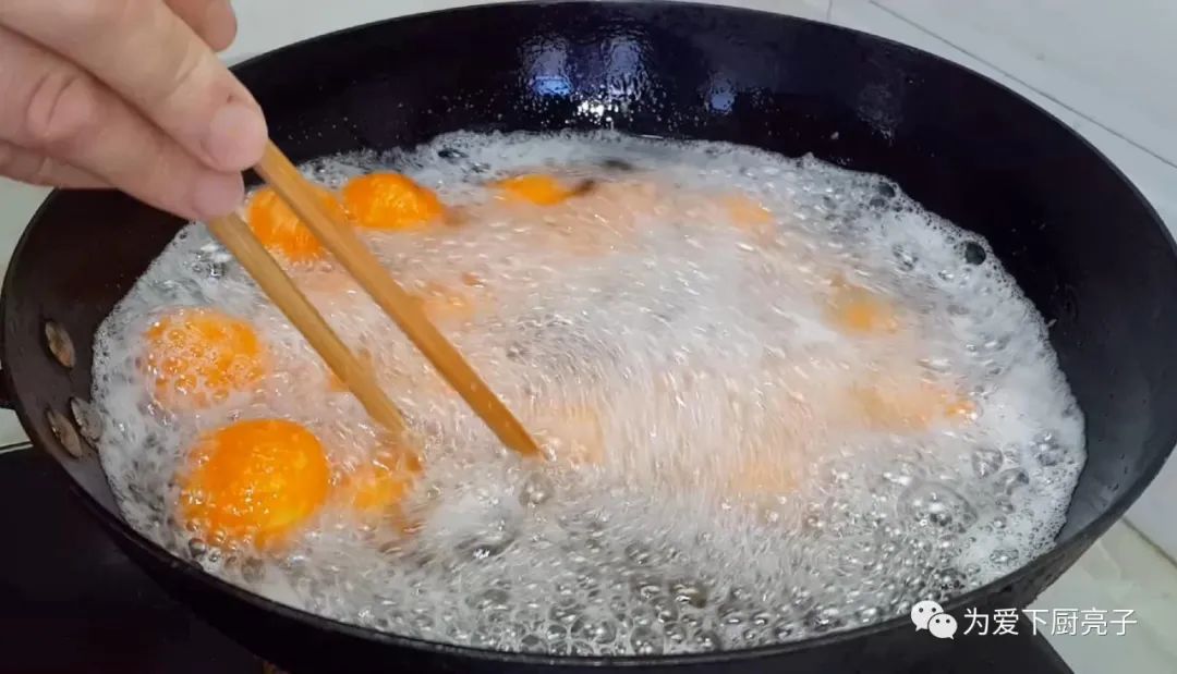 自制南瓜丸子的做法，锅里一炸，出锅不发硬不吸油，全家都抢着吃