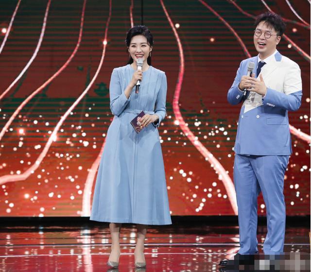 周涛穿蓝色连衣裙真显气质，不愧是春晚主持人