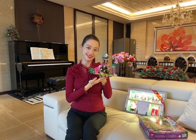 吉娜挺九個月孕肚彈琴，郎朗貼心拍照，夫妻倆為寶寶做胎教超甜蜜