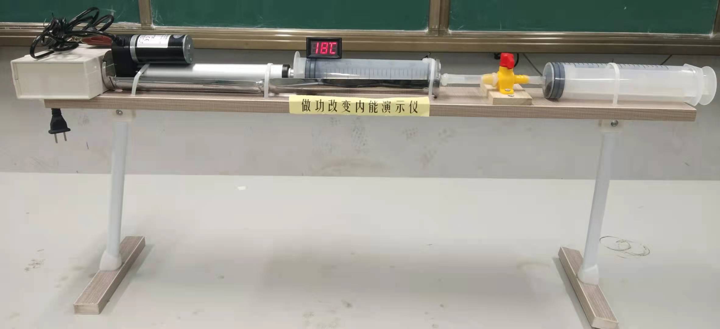 南坪中心學校教師任娟代表安徽省參加全國中小學優秀自製教具展評