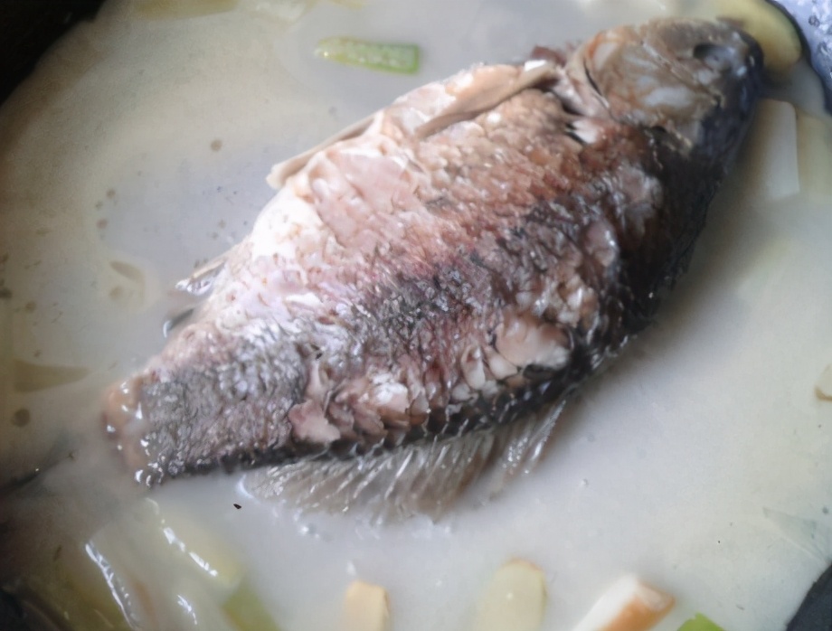 图片[5]-鲫鱼豆腐汤的做法步骤图 鱼汤浓白鲜香无腥味-起舞食谱网