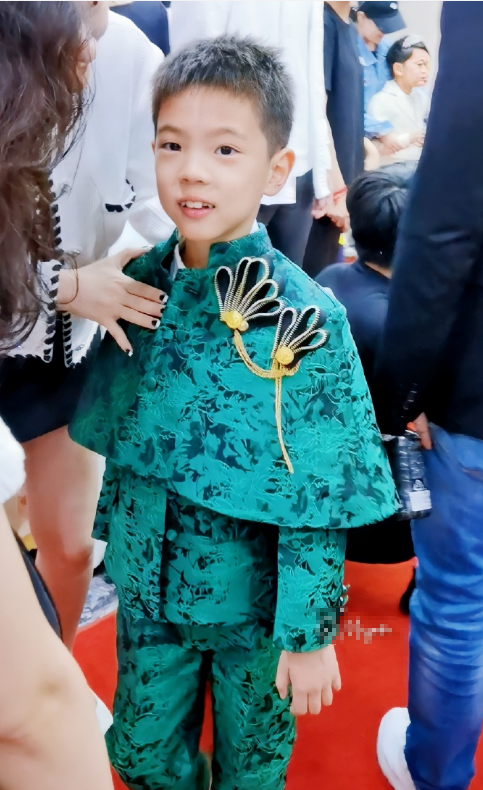 杜江夫婦看兒子慈善演出，嗯哼獲媽媽霍思燕鼓勵，對鏡比耶超自信