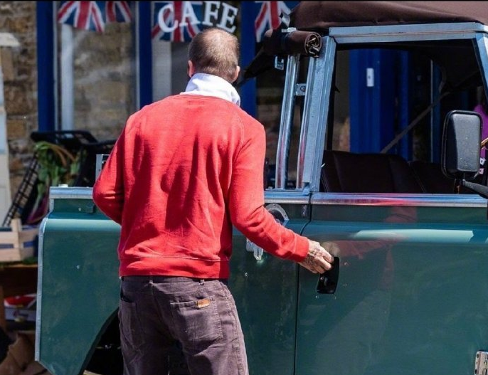 贝克汉姆近照曝光，红体恤配短裤精神抖擞，快