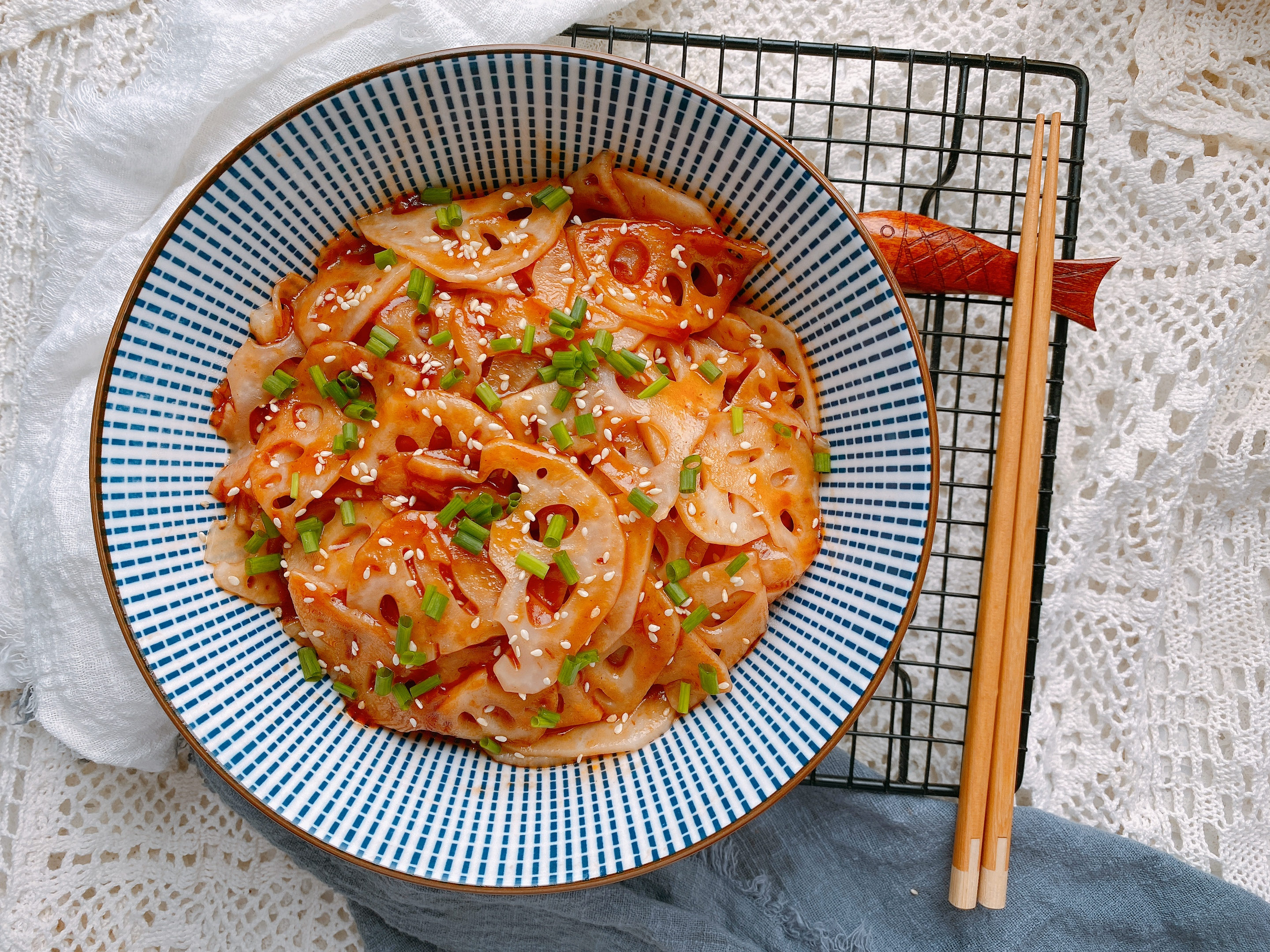 夏季开胃菜糖醋藕，掌握3个重点，色泽红亮不发黑，口感脆嫩酸甜