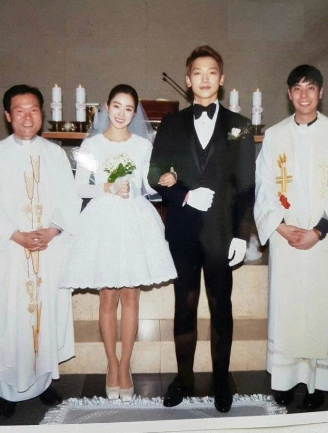 Rain金泰希街頭散步，相愛八年仍然熱戀，走路都抱得緊緊的