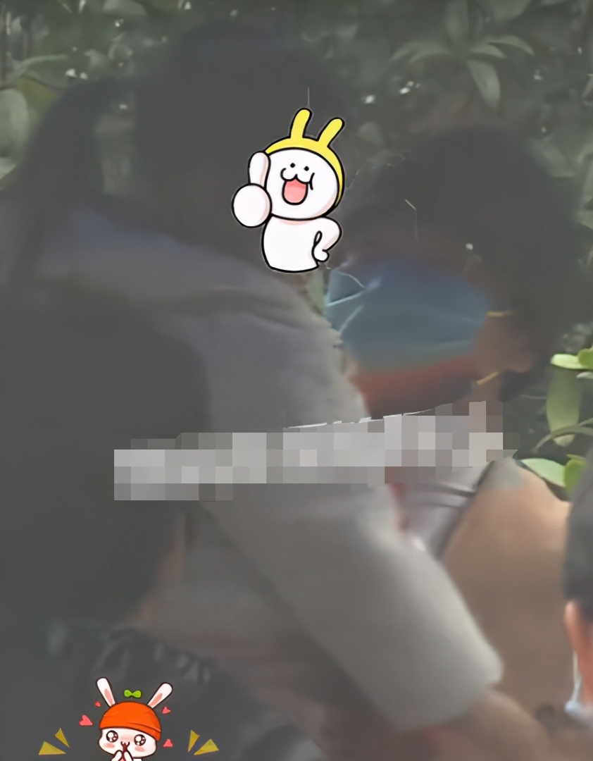 39歲朱丹和老公接孩子放學(xué)，身形臃腫肚腩突出，前后行走顯疏離