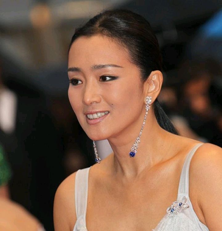 Is Gong Li's figure original?Look at her swimsuit photos 30 years ago ...