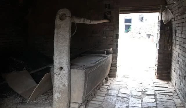 5旬农民大哥家有传家宝，挂在墙上风吹雨淋3万也