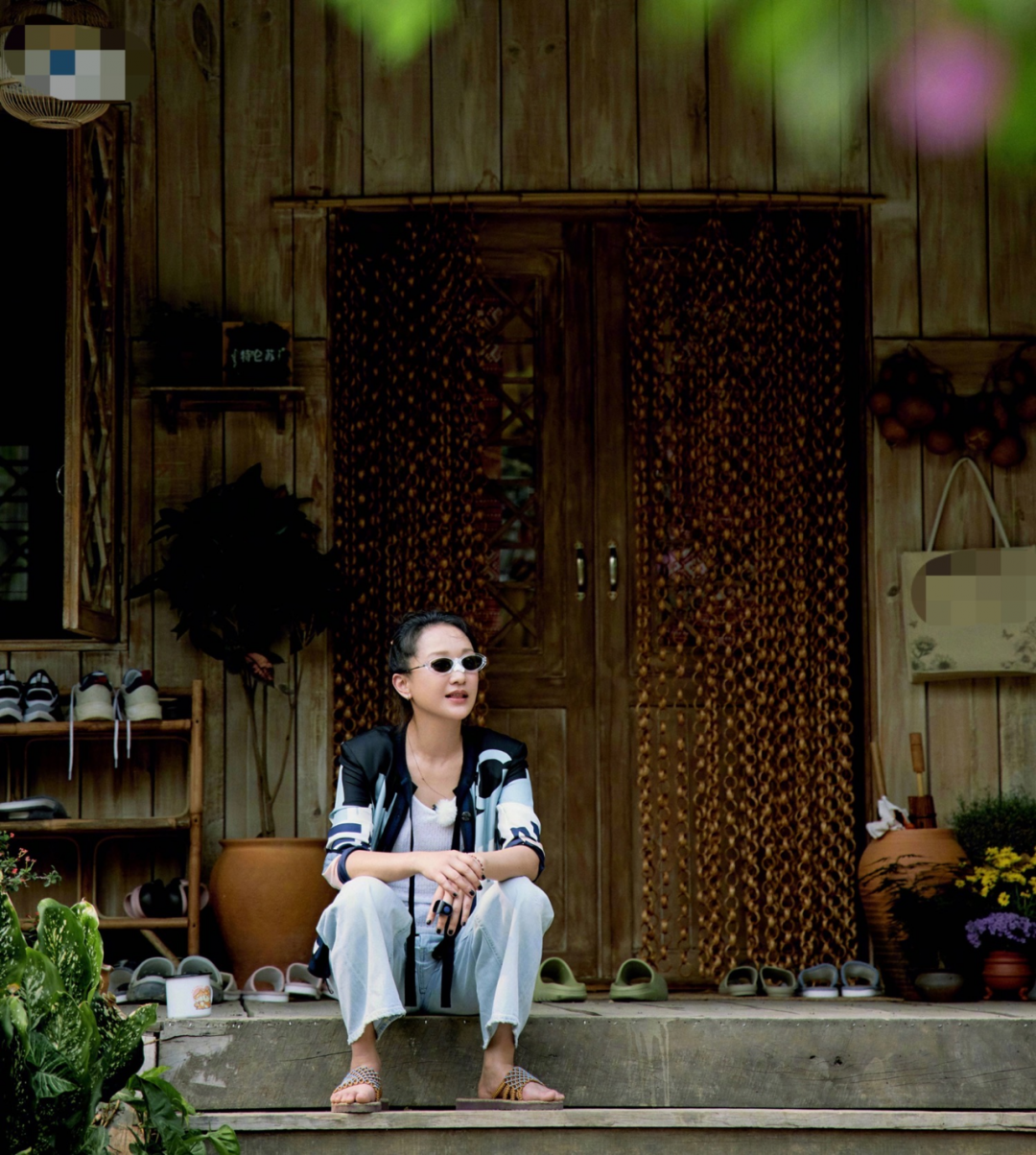 周迅被爆离婚后首现身，颈纹眼袋发际线后移，