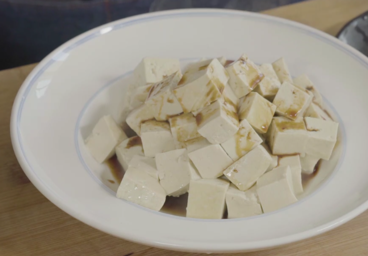 图片[2]-教你这样做油泼豆腐做法简单几分钟就能完成油温控制是关键-起舞食谱网