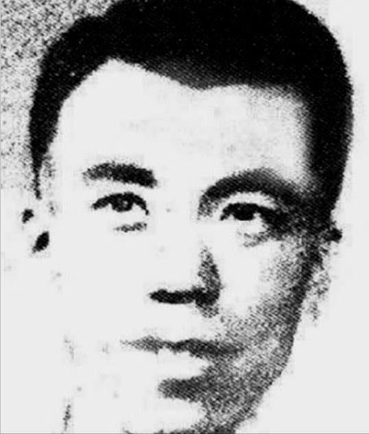 志愿军张文荣“叛变”，美军派他当间谍，跳伞瞬间将手雷扔进敌机