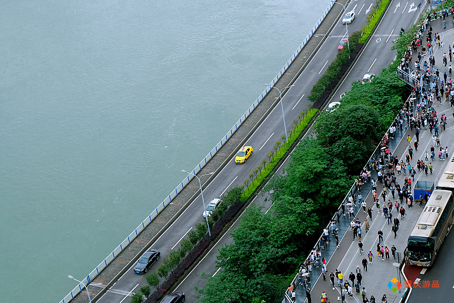 重庆李子坝轨道列车噪音扰民吗？实测18楼民宿，汽车声音更大