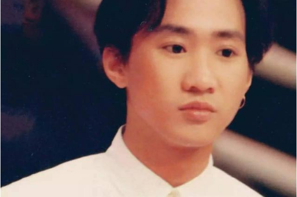 1993年，黄家驹和主持人掉下舞台，一人死亡，他却因为安全帽幸免