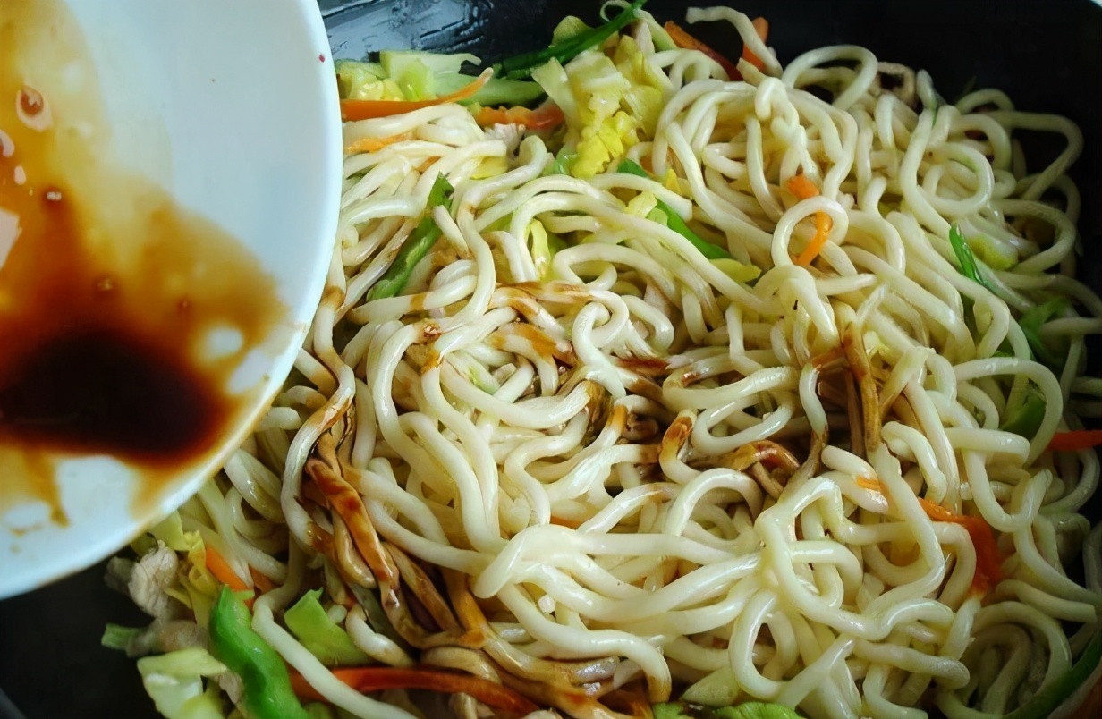 炒麵時，不要煮好直接下鍋炒，多做一步，根根分明，不起坨有嚼勁