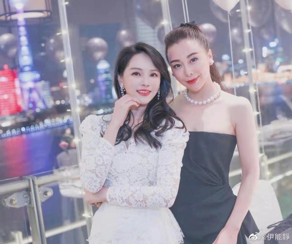 伊能靜開慶生派對，眾好友面前秀恩愛秦昊羞紅臉，女兒現場製賀卡