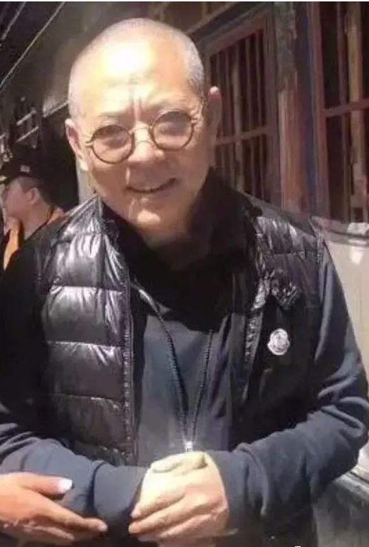 刘家辉晚年生活凄惨，交不起住院费靠粉丝卖T恤？女徒弟出面回应