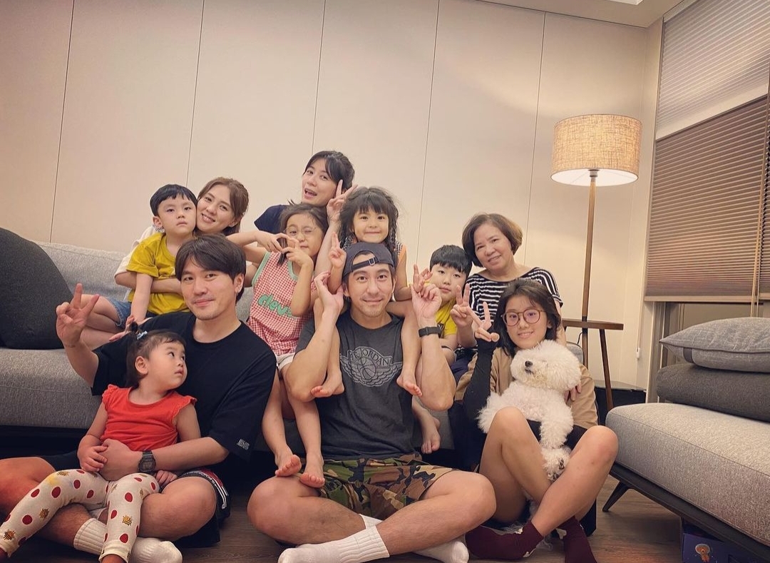 贾静雯为修杰楷过父亲节，与双方长辈合影，咘咘波妞送卡片超暖心