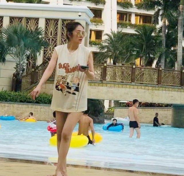 澳门偶遇安以轩一家，夫妻恩爱低调没架子，女儿五官精致超漂亮