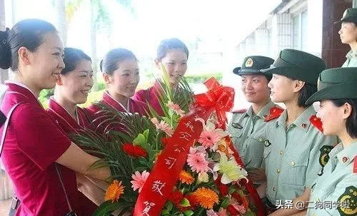 解放军女兵和空姐同框照，红妆碰上武装，这样的画面很唯美