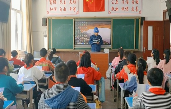国网喀喇沁旗供电公司：学雷锋 电力小哥用心护航开学季