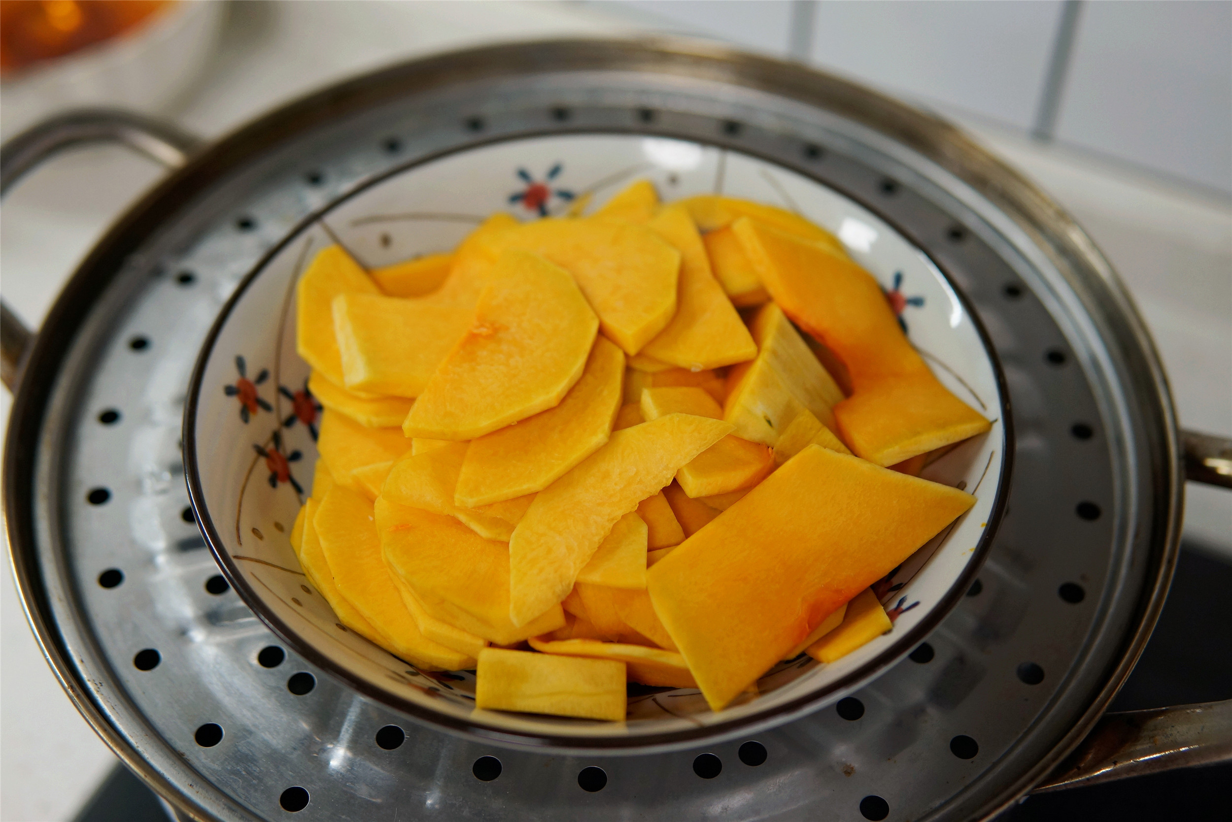 一塊南瓜，半碗糯米粉，簡單一蒸，香甜彈牙，吃一次就愛上了