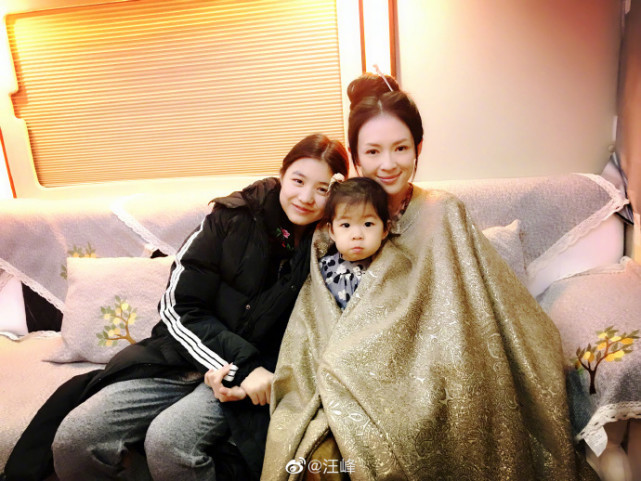 汪峰攜女兒素顏出鏡，醒醒看媽媽拍戲心疼哭，繼女囑咐媽媽多休息