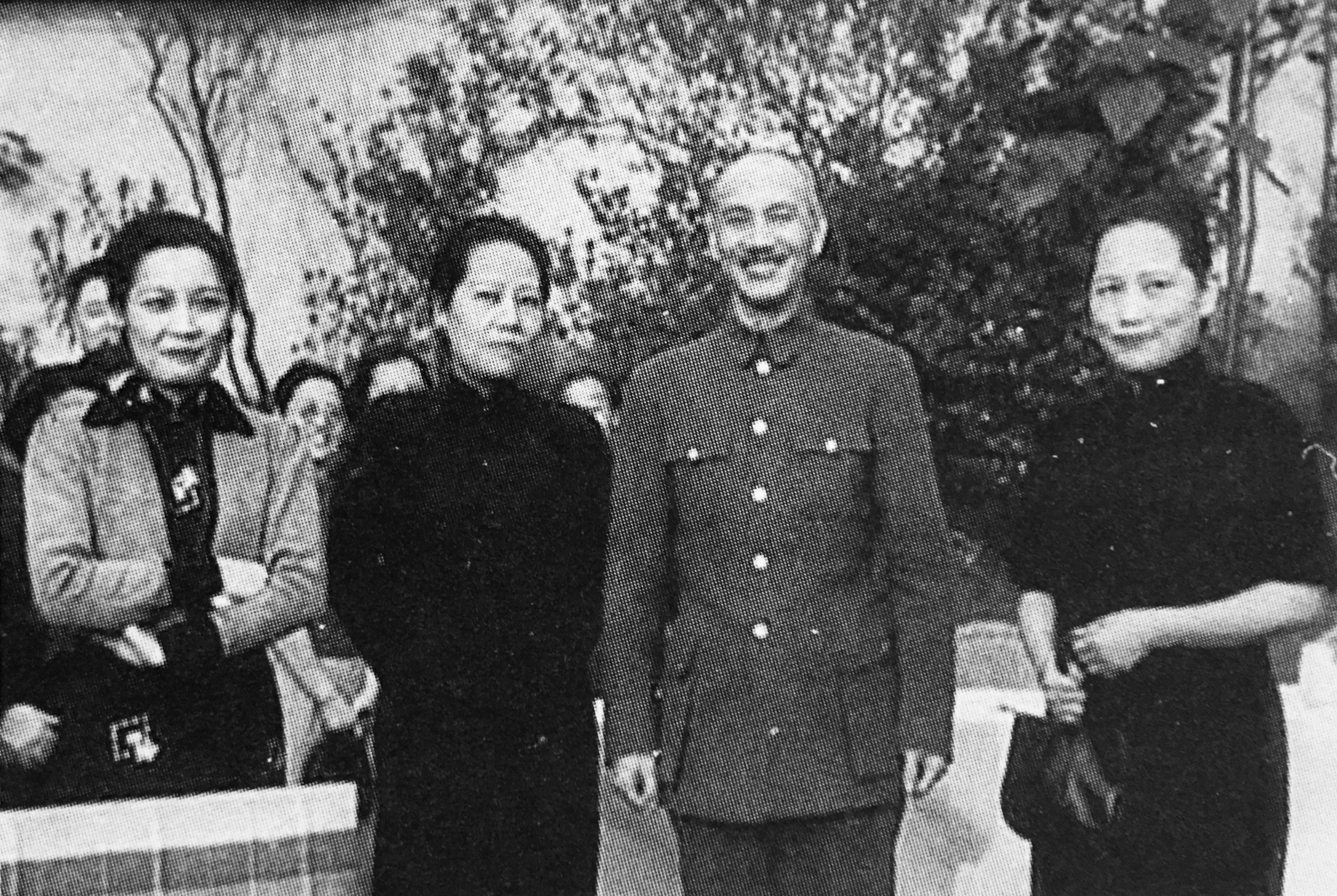 ����ʯ�׿ڳ��ϵ���ǿ���֣�һ����ë��ϯ������һ���е��ݴ�