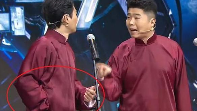 孟鹤堂创相声界耻辱纪录！台上公然看小炒，网友：师傅是这么教的