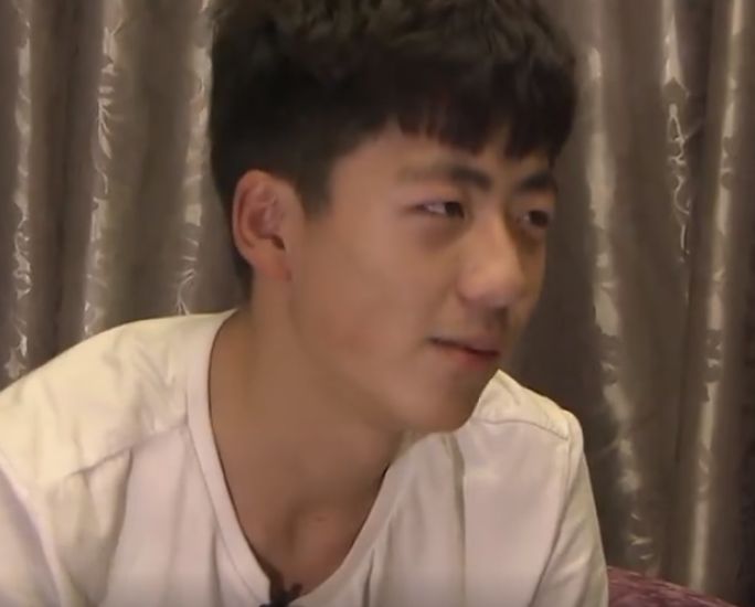 变形计：他是最穷富二代，母亲月收入仅1500，却借钱给儿子挥霍