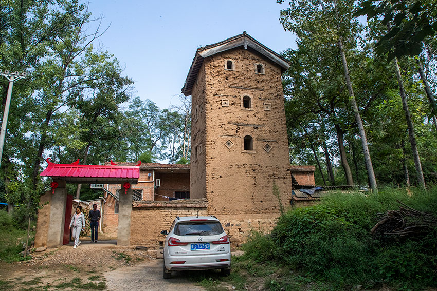 深山村惊现土炮楼，全部用土坯垒成，保存完好，至今没有列为文保