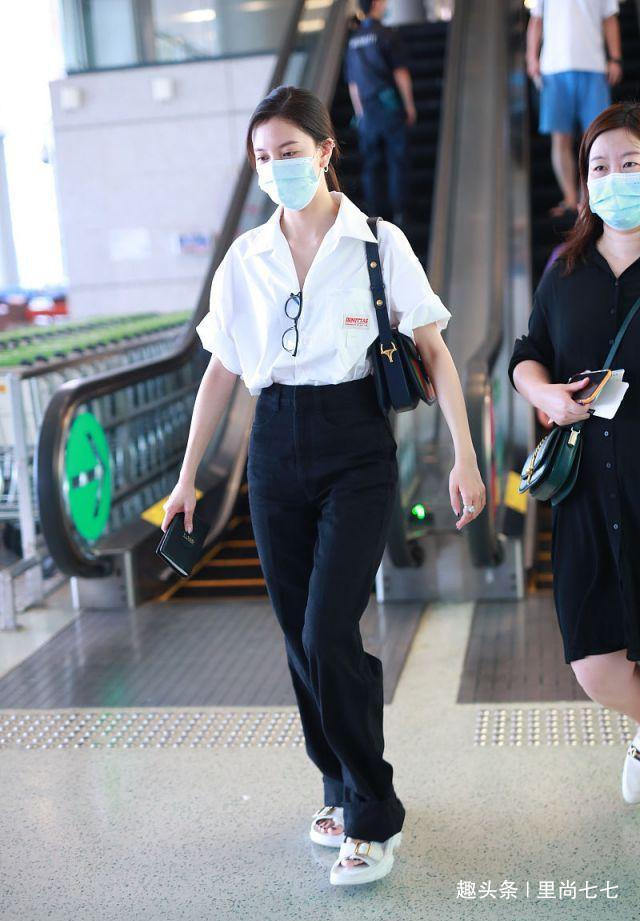 被曝恋张一山后宋妍霏走机场，亲爸来接机，戴