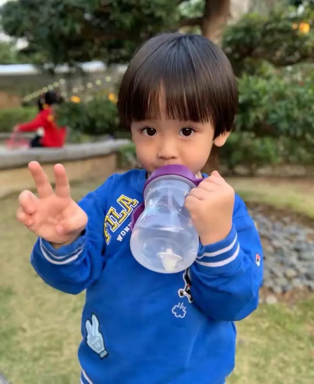 陈凯琳陪大儿子游乐园玩耍，rafa活泼可爱颜值高，母子俩超欢乐