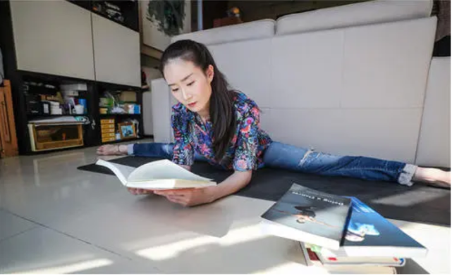 還記得王小蒙的扮演者王亞彬嗎？離開(kāi)趙本山后，她一樣大殺四方