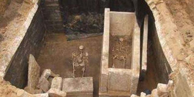 千年古墓挖出5岁小新娘，手戴11枚金戒指，枯坐