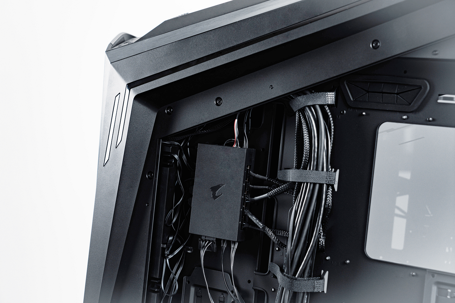 狩猎之神降临!技嘉aorus神鹰ac700g全塔电竞机箱评测