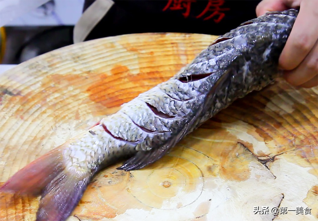 图片[3]-红烧鱼做法步骤图 不破皮不粘锅味道鲜美-起舞食谱网