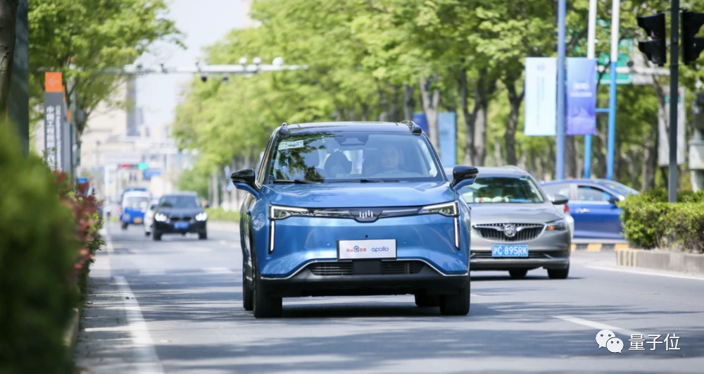 北京全无人RoboTaxi收费！一趟30块，1500人已抢座打卡