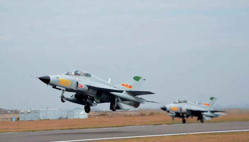 为培养辽宁舰飞行员，中国全新舰载机首飞成功，不是成飞和沈飞