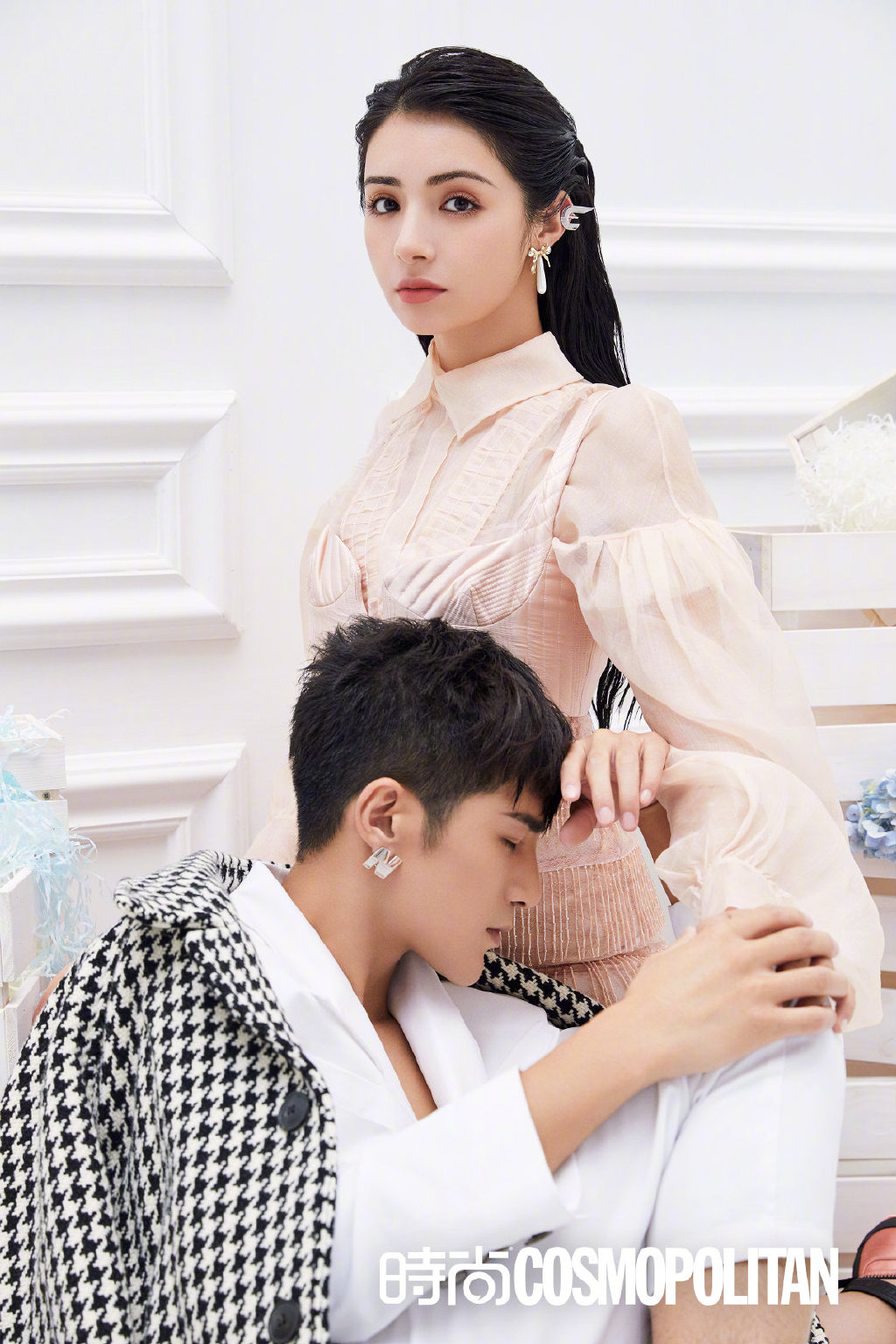 姜潮麥迪娜登《時(shí)尚COSMO》封面 愛(ài)物傳情不負(fù)時(shí)光