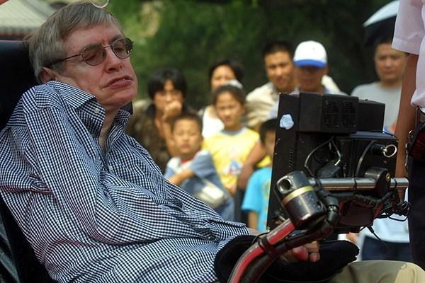 1985年，霍金为什么一定要登上长城，为了当好汉吗？