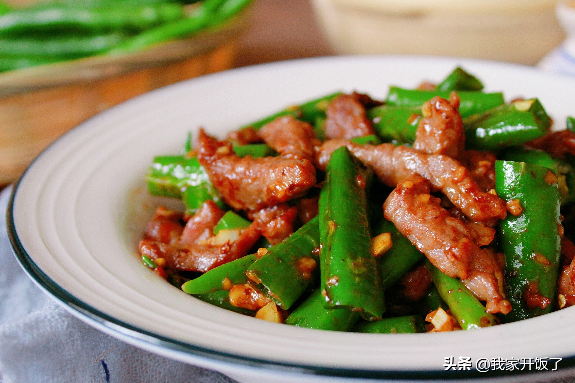 Stir-fried Beef Tenderloin with Hang Pepper. Learn to cook it. The beef tenderloin is tender and tasty without getting old. The skills are all here