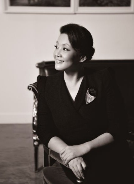 汪小菲母亲张兰晒近照，一辆摩托价格高达25万，被质疑无证驾驶？