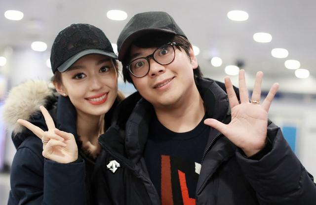 这就是艺术家修养，和蔡少芬握手时，郎朗这个动作太绅士