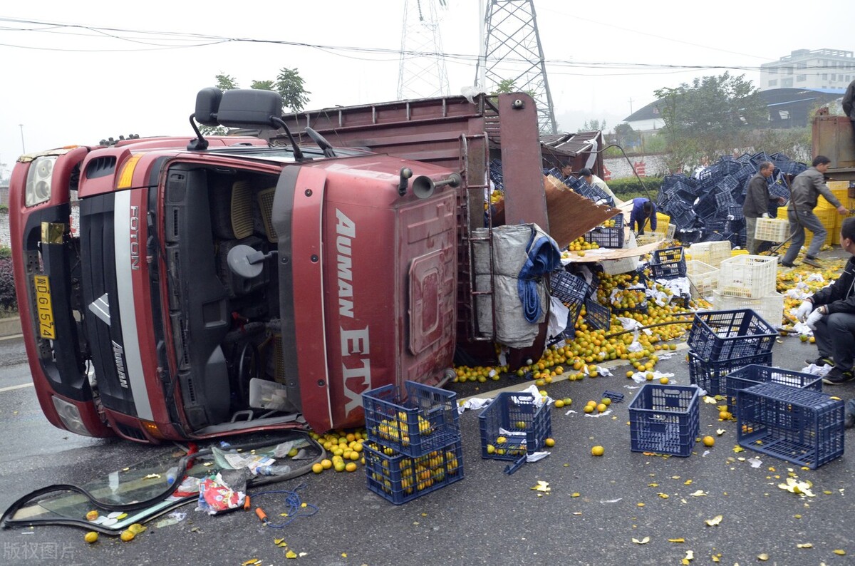 轿车内一家6口，遭大货车压覆致死，大货车为何变成“大祸车”？