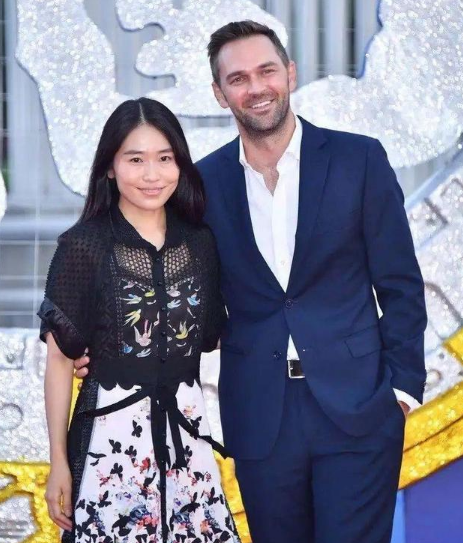 张艺谋大女儿气质不俗，与外籍老公一起走红毯，穿印花裙美得大方