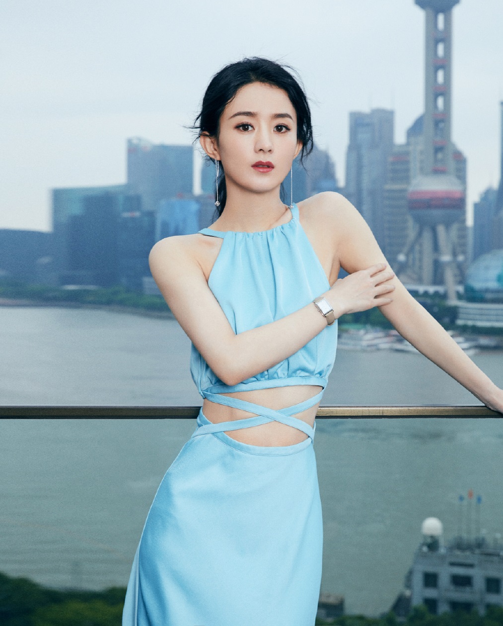 赵丽颖“小蛮腰”上热搜，产后不凹少女人设，