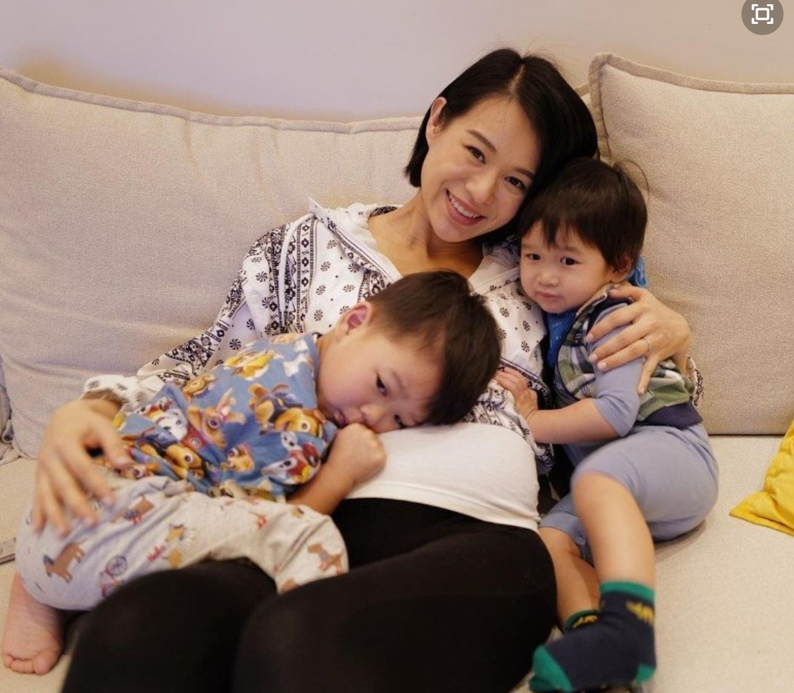 胡杏兒曬7個月孕肚，穿蕾絲裙大肚如羅，四肢纖細不像三胎媽媽