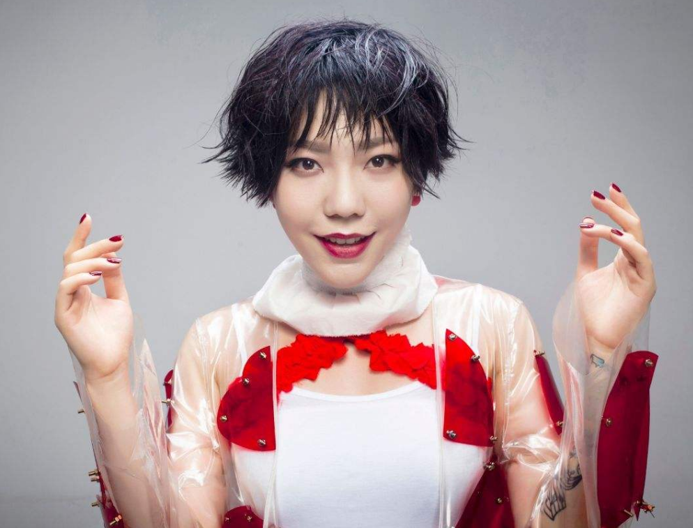 从纽约时代广场的顶流，沦落到小县城卖唱，吴