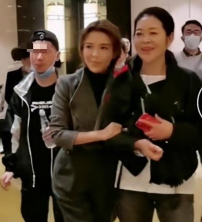 撒贝宁李梓萌等人齐聚一堂，倪萍脸又消瘦了一圈，还被挤到边上？