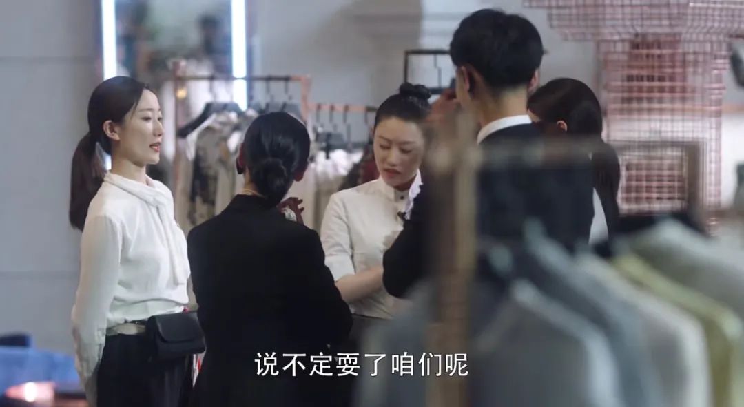 《三十而已》的职场宫斗：为抢单偷加客人微信，唇膏下药私兑积分